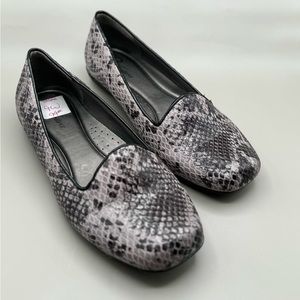 Trotters Tosha Gray/black loafers